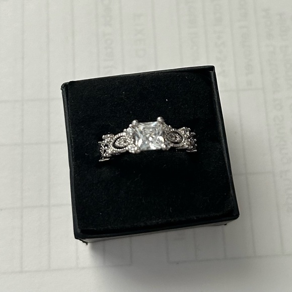 Sterling silver cubic zirconia ring set size 8 - Picture 3 of 6